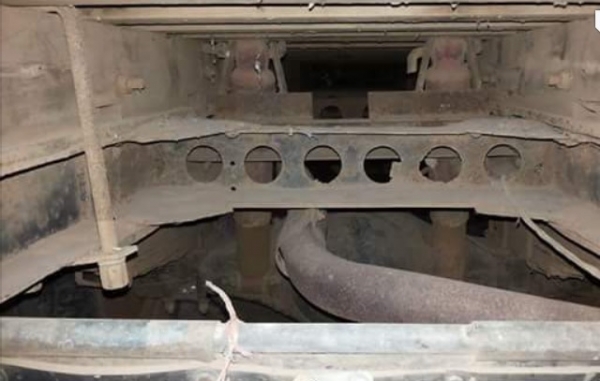 ISUZU KS 100 HP 4BC2 รถบรรทุกหกล้อ กระบะเหล็กคอกไม้ความยาว 4.30 เมตรพร้อมบรรทุกหนักพร้อมใช้งานได้เลยครับ เครื่องยนต์เดิมๆแรงดีไม่แตกเยิ้ม ภายในเก๋งคอนโซลครบพร้อม พวงมาลัยธรรมดา มีสโลว์กลาง ช่วงล่างแน่นคัชซีมีซับดามบนล่างเล็กน้อยครับพร้อมใช้งาน คานหน้ากับเ