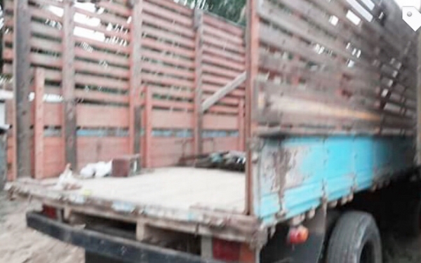 ISUZU KS 100 HP 4BC2 รถบรรทุกหกล้อ กระบะเหล็กคอกไม้ความยาว 4.30 เมตรพร้อมบรรทุกหนักพร้อมใช้งานได้เลยครับ เครื่องยนต์เดิมๆแรงดีไม่แตกเยิ้ม ภายในเก๋งคอนโซลครบพร้อม พวงมาลัยธรรมดา มีสโลว์กลาง ช่วงล่างแน่นคัชซีมีซับดามบนล่างเล็กน้อยครับพร้อมใช้งาน คานหน้ากับเ