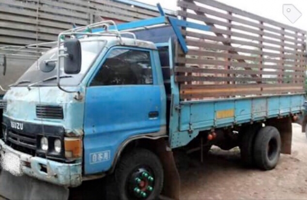 ISUZU KS 100 HP 4BC2 รถบรรทุกหกล้อ กระบะเหล็กคอกไม้ความยาว 4.30 เมตรพร้อมบรรทุกหนักพร้อมใช้งานได้เลยครับ เครื่องยนต์เดิมๆแรงดีไม่แตกเยิ้ม ภายในเก๋งคอนโซลครบพร้อม พวงมาลัยธรรมดา มีสโลว์กลาง ช่วงล่างแน่นคัชซีมีซับดามบนล่างเล็กน้อยครับพร้อมใช้งาน คานหน้ากับเ