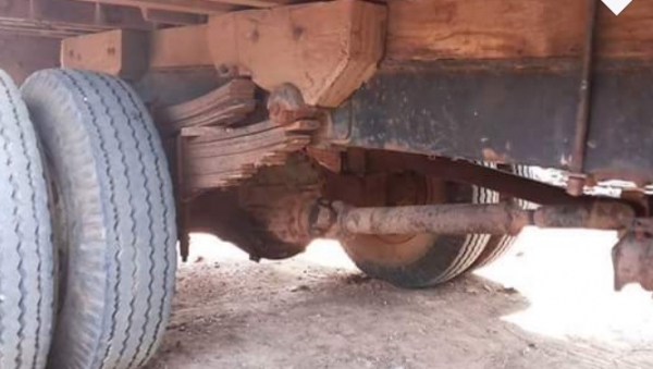 ISUZU KS 100 HP 4BC2 รถบรรทุกหกล้อ กระบะเหล็กคอกไม้ความยาว 4.30 เมตรพร้อมบรรทุกหนักพร้อมใช้งานได้เลยครับ เครื่องยนต์เดิมๆแรงดีไม่แตกเยิ้ม ภายในเก๋งคอนโซลครบพร้อม พวงมาลัยธรรมดา มีสโลว์กลาง ช่วงล่างแน่นคัชซีมีซับดามบนล่างเล็กน้อยครับพร้อมใช้งาน คานหน้ากับเ