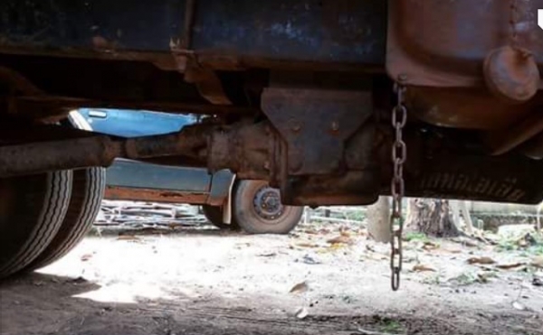 ISUZU KS 100 HP 4BC2 รถบรรทุกหกล้อ กระบะเหล็กคอกไม้ความยาว 4.30 เมตรพร้อมบรรทุกหนักพร้อมใช้งานได้เลยครับ เครื่องยนต์เดิมๆแรงดีไม่แตกเยิ้ม ภายในเก๋งคอนโซลครบพร้อม พวงมาลัยธรรมดา มีสโลว์กลาง ช่วงล่างแน่นคัชซีมีซับดามบนล่างเล็กน้อยครับพร้อมใช้งาน คานหน้ากับเ