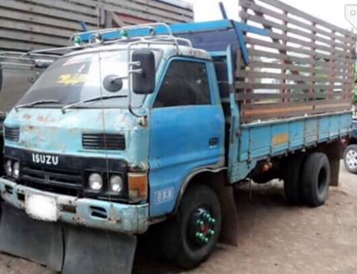 ISUZU KS 100 HP 4BC2 รถบรรทุกหกล้อ กระบะเหล็กคอกไม้ความยาว 4.30 เมตรพร้อมบรรทุกหนักพร้อมใช้งานได้เลยครับ เครื่องยนต์เดิมๆแรงดีไม่แตกเยิ้ม ภายในเก๋งคอนโซลครบพร้อม พวงมาลัยธรรมดา มีสโลว์กลาง ช่วงล่างแน่นคัชซีมีซับดามบนล่างเล็กน้อยครับพร้อมใช้งาน คานหน้ากับเ