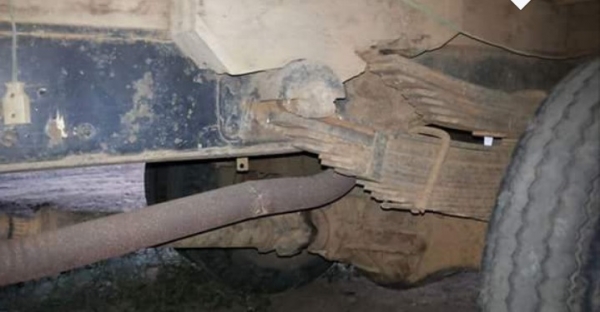 ISUZU KS 100 HP 4BC2 รถบรรทุกหกล้อ กระบะเหล็กคอกไม้ความยาว 4.30 เมตรพร้อมบรรทุกหนักพร้อมใช้งานได้เลยครับ เครื่องยนต์เดิมๆแรงดีไม่แตกเยิ้ม ภายในเก๋งคอนโซลครบพร้อม พวงมาลัยธรรมดา มีสโลว์กลาง ช่วงล่างแน่นคัชซีมีซับดามบนล่างเล็กน้อยครับพร้อมใช้งาน คานหน้ากับเ