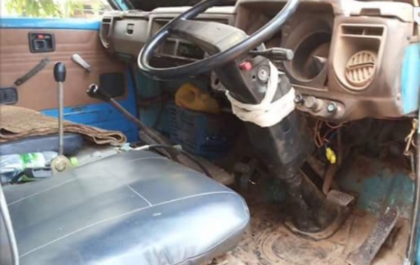 ISUZU KS 100 HP 4BC2 รถบรรทุกหกล้อ กระบะเหล็กคอกไม้ความยาว 4.30 เมตรพร้อมบรรทุกหนักพร้อมใช้งานได้เลยครับ เครื่องยนต์เดิมๆแรงดีไม่แตกเยิ้ม ภายในเก๋งคอนโซลครบพร้อม พวงมาลัยธรรมดา มีสโลว์กลาง ช่วงล่างแน่นคัชซีมีซับดามบนล่างเล็กน้อยครับพร้อมใช้งาน คานหน้ากับเ