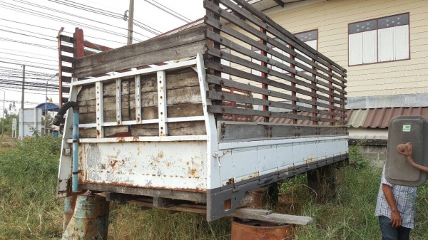 ขาย กระบะ 6 ล้อ สภาพพร้อมใช้งาน ยาว 5 เมตร กว้าง 2.10 เมตร ยกลงจาก ISUZU NPR