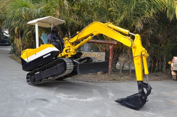 ขายแบคโฮkomatsu PC20-5 สวยเดิม 180,000เท่านั้น!!