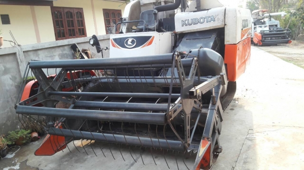 ขายรถเกี่ยวข้าวคูโบต้า  DC 70 g   สภาพสวย  ราคา  510,000  บาท พร้อมเทลเลอร์ รถพร้อมใช้ ถูกที่สุดในเว็บรุ่นนี้ ปี55