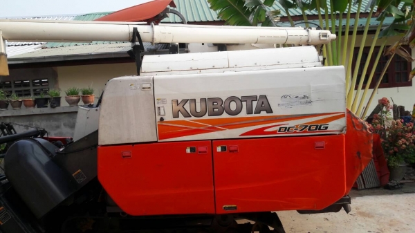 ขายรถเกี่ยวข้าวคูโบต้า  DC 70 g   สภาพสวย  ราคา  510,000  บาท พร้อมเทลเลอร์ รถพร้อมใช้ ถูกที่สุดในเว็บรุ่นนี้ ปี55