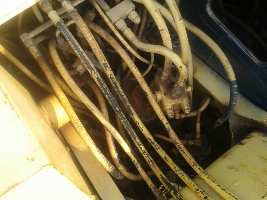 ขายด่วน KOMATSU PC120-5 สภาพสวยพร้อมใช้งาน เครื่องปั้มดี ทำงานเร็วไม่โหลด โซ่ดีเอวแน่น ไฟฟ้าอยู่ตัดมอเตอร์คันเร่ง เฟรมสวย บูมอาร์มสวย  รถพร้อมทำงานครับ