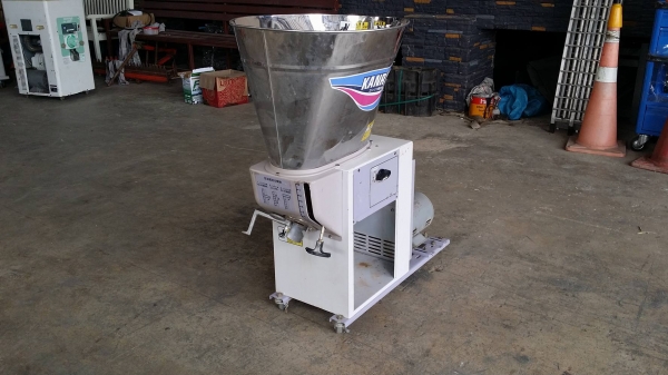 เครื่องขัดข้าวขาว KANRYU รุ่น RB330(1) เก่าญี่ปุ่น กำลังการผลิต 30 kg./ชม. สามารถขัดข้าวกล้องให้เป็นข้าวขาวได้อย่างสะดวก รวดเร็ว