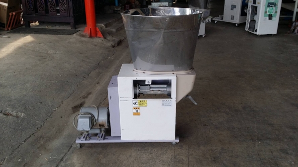 เครื่องขัดข้าวขาว KANRYU รุ่น RB330(2) เก่าญี่ปุ่น กำลังการผลิต 30 kg./ชม. สามารถขัดข้าวกล้องให้เป็นข้าวขาวได้อย่างสะดวก รวดเร็ว