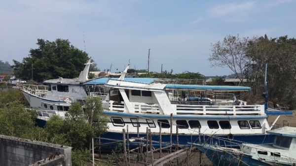 เรือ 2 ลำ