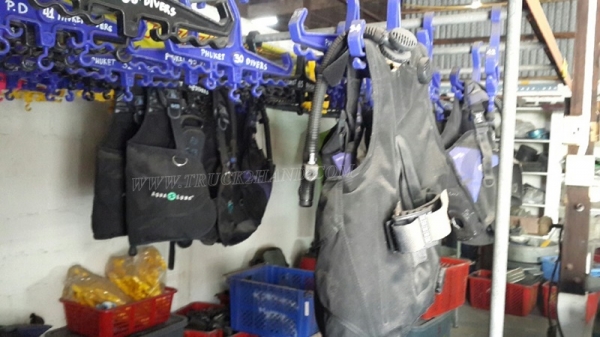 ชุดและอุปกรณ์ดำน้ำ