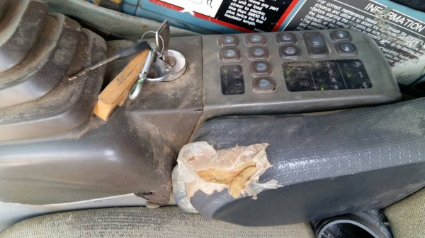 ขายด่วนHITASHI EX200-3 สภาพพร้อมใช้งาน เครื่องปั้มดี ไฟฟ้าอยู่ ตัดมอเตอร์คันเร่ง โซ่ช่วงล่างพร้อมใช้งาน เอกวารสัญญาซื้อขาย