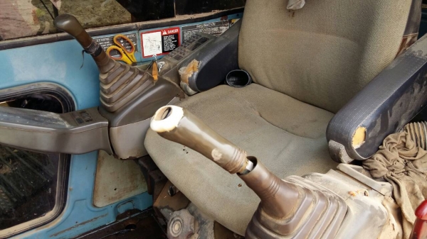 ขายด่วนHITASHI EX200-3 สภาพพร้อมใช้งาน เครื่องปั้มดี ไฟฟ้าอยู่ ตัดมอเตอร์คันเร่ง โซ่ช่วงล่างพร้อมใช้งาน เอกวารสัญญาซื้อขาย