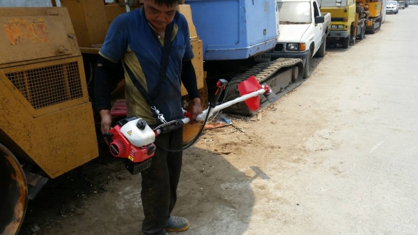 ขาย เครื่องตัดหญ้า LUMAN แบบสะพาย ของใหม่ เครื่องแรง ตัวใหญ่ ใช้งานดี