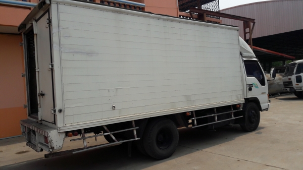 ISUZU NPR 130 ตู้ กว้าง 2.15 ม. ยาว 4.90 ม.สภาพพร้อมใช้ แอร์เย็น ทะเบียนพร้อมโอน ยางเต็ม แอร์เย็น