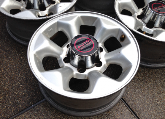 ล้อแท้ Isuzu rodeo ขอบ15 สภาพดี ฝาครบๆ ไม่มีซ่อม ราคาไม่แพง ล้อแท้ Isuzu rodeo ขอบ15 สภาพดี ฝาครบๆ ไม่มีซ่อม ราคาไม่แพง