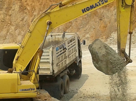ขาย 1,385,000 KOMATSU pc 200-7 เครื่องดีปั้มแรงไฟฟ้าครบเล่มทะเบียนรถทำงานอยู่ 090-772-3710 090-772-3708