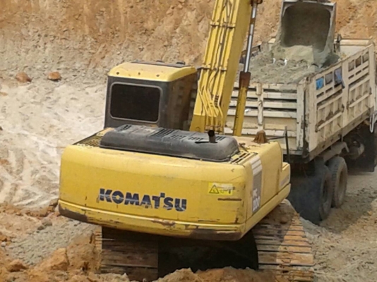 ขาย 1,385,000 KOMATSU pc 200-7 เครื่องดีปั้มแรงไฟฟ้าครบเล่มทะเบียนรถทำงานอยู่ 090-772-3710 090-772-3708