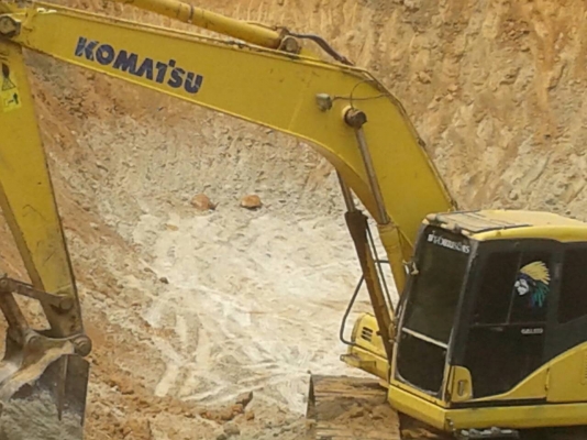 ขาย 1,385,000 KOMATSU pc 200-7 เครื่องดีปั้มแรงไฟฟ้าครบเล่มทะเบียนรถทำงานอยู่ 090-772-3710 090-772-3708