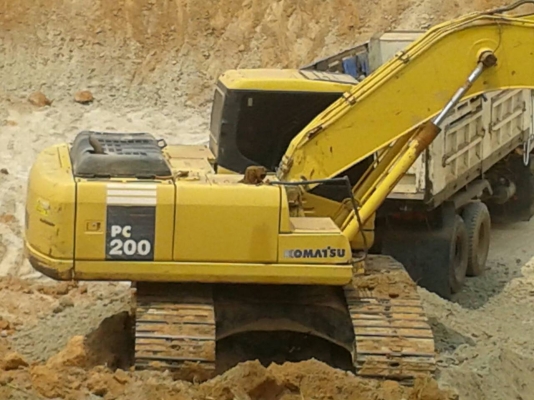ขาย 1,385,000 KOMATSU pc 200-7 เครื่องดีปั้มแรงไฟฟ้าครบเล่มทะเบียนรถทำงานอยู่ 090-772-3710 090-772-3708