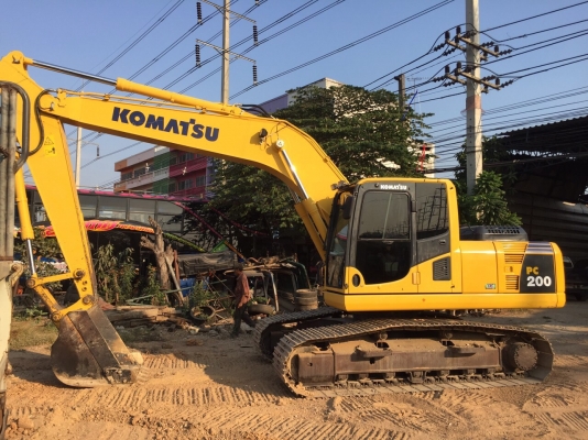 Komatsu pc200-8