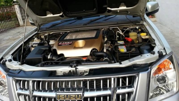 ขายอีซูซุ MU-7 ปี 09 เครื่อง 3.0 VGS โกล์ดซีรีส์ รุ่นท็อปสุดabs airbag เบาะหนังไฟฟ้าทั้งคันภายในสะอาด tv dvd สภาพเครื่องดีช่วงล่างแน่น วิ่งน้อย รถสวยพร้อมใช้งาน ขายสด 449000 โทร 098-1188330 กันต์