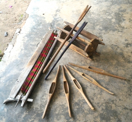 ชุดสาวใยไหม อักม้วนด้าย ฟืมหัวผ้าเก่า กระสวยประดู่แดง เก่าสวยสุดคุ้ม