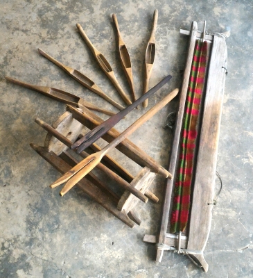 ชุดสาวใยไหม อักม้วนด้าย ฟืมหัวผ้าเก่า กระสวยประดู่แดง เก่าสวยสุดคุ้ม