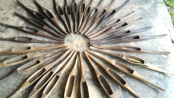 กระสวยชุดใหญ่ 30 ตัว แกะมือไม้ประดู่สิบกว่าตัว ไม้พิเศษรวมอีกมากสุดคุ้ม