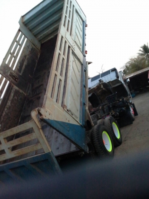 Hino บรรทุกดั้ม 210 กระบะสามมิต