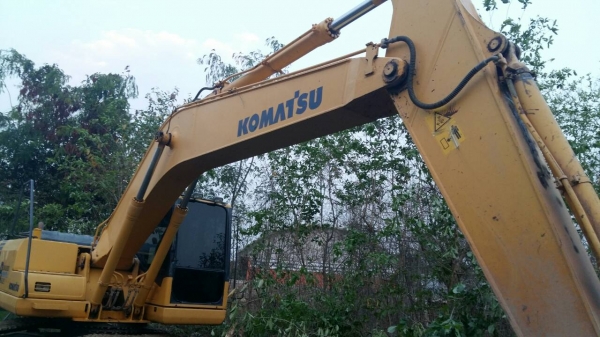 ขายด่วน Komatsu pc200-7 ทำงาน 5,900 ชั่วโมง ขายด่วน Komatsu pc200-7 ทำงาน 5,900 ชั่วโมง