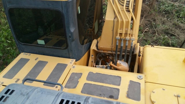 ขายด่วน Komatsu pc200-7 ทำงาน 5,900 ชั่วโมง ขายด่วน Komatsu pc200-7 ทำงาน 5,900 ชั่วโมง