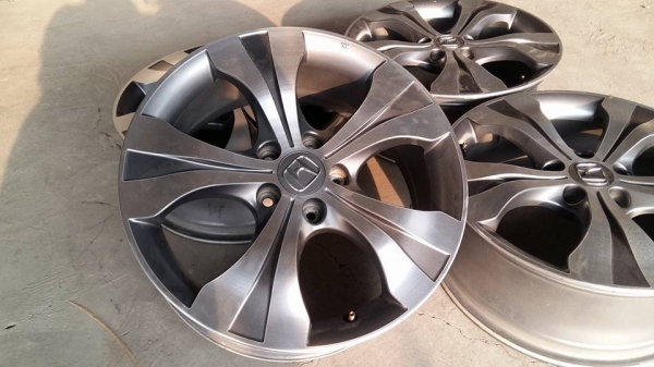 ขายล้อแม็ก crv g4 18" ล้างหน้าเคลือบแล็คเกอร์ด้านมาใหม่สีเดิมครับสนใจติดต่อ ตาเล็ก ล้อและยางครับ 081-3747940