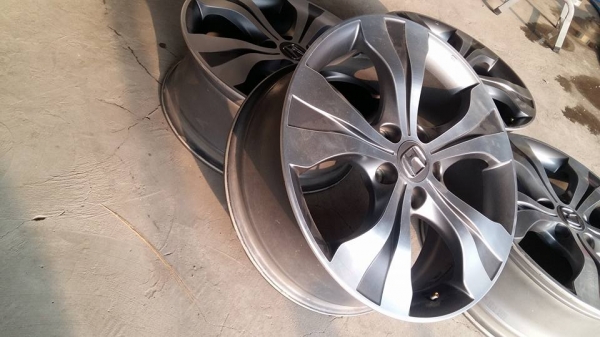 ขายล้อแม็ก crv g4 18" ล้างหน้าเคลือบแล็คเกอร์ด้านมาใหม่สีเดิมครับสนใจติดต่อ ตาเล็ก ล้อและยางครับ 081-3747940