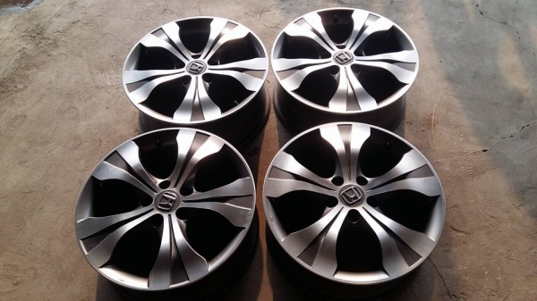 ขายล้อแม็ก crv g4 18" ล้างหน้าเคลือบแล็คเกอร์ด้านมาใหม่สีเดิมครับสนใจติดต่อ ตาเล็ก ล้อและยางครับ 081-3747940