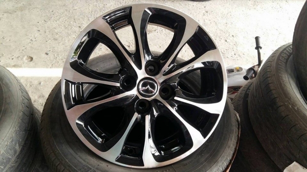ขายล้อแม็ก Mazda 2 15" สีดำหน้าเงา สนใจติดต่อตาเล็ก ล้อและยางครับ