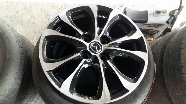 ขายล้อแม็ก Mazda 2 15" สีดำหน้าเงา สนใจติดต่อตาเล็ก ล้อและยางครับ