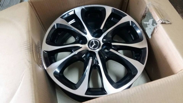 ขายล้อแม็ก Mazda 2 15" สีดำหน้าเงา สนใจติดต่อตาเล็ก ล้อและยางครับ