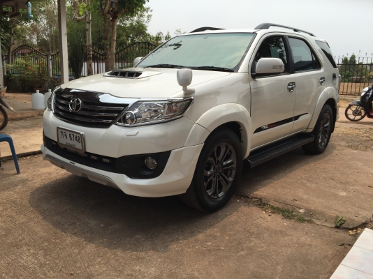 Toyota fortuner 3.0trd ออโต้โฟ เบาะหนังปรับไฟฟ้า มือเดวป้ายแดง เล่มพร้อม ลดราคาครับ 818000