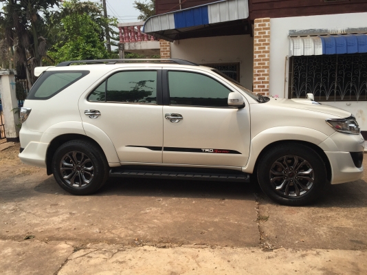 Toyota fortuner 3.0trd ออโต้โฟ เบาะหนังปรับไฟฟ้า มือเดวป้ายแดง เล่มพร้อม ลดราคาครับ 818000