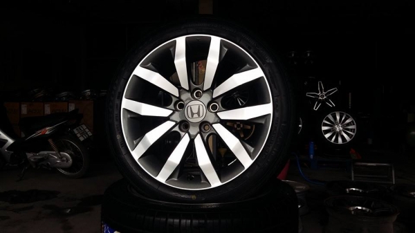 ขายล้อแม็ก civic fd mc 17" ยางใหม่ปี15 สนใจติดต่อ ตาเล็ก ล้อและยางครับ 081-3747940