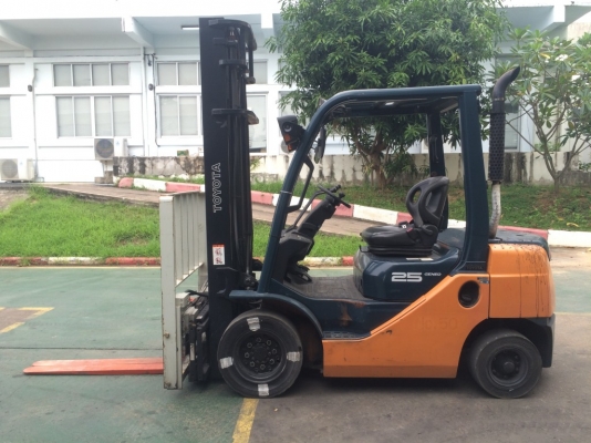 ขายรถ toyota ขนาด 2.5 ตัน รุ่น8 ดีเซล  เกียร์ ออโต้ รับประกันเครื่องยนต์  3 เดือน