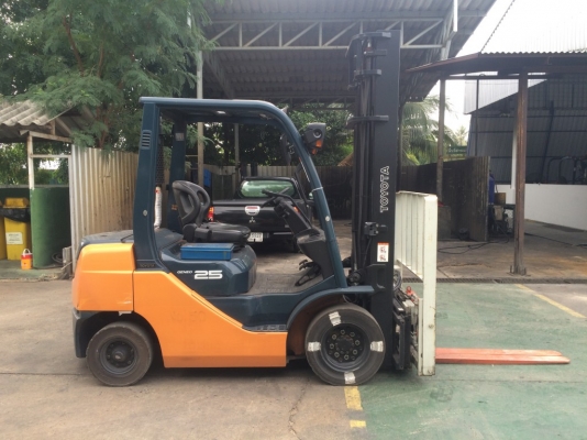 ขายรถ toyota ขนาด 2.5 ตัน รุ่น8 ดีเซล  เกียร์ ออโต้ รับประกันเครื่องยนต์  3 เดือน