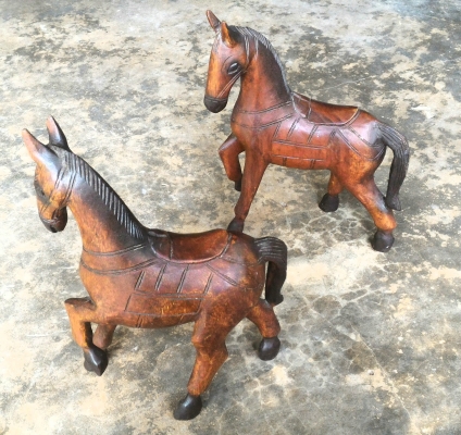 ม้าไม้ก้าวหน้าคู่งาม เนื้อไม้เก่าสีเดิม ตั้งในบ้านเป็นมงคลเจริญก้าวหน้ายิ่งนัก