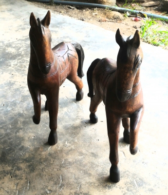 ม้าไม้ก้าวหน้าคู่งาม เนื้อไม้เก่าสีเดิม ตั้งในบ้านเป็นมงคลเจริญก้าวหน้ายิ่งนัก