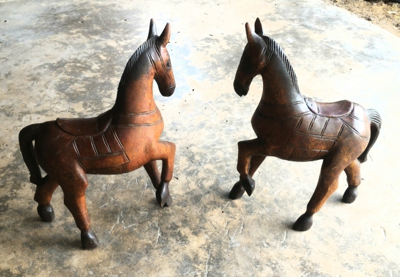 ม้าไม้ก้าวหน้าคู่งาม เนื้อไม้เก่าสีเดิม ตั้งในบ้านเป็นมงคลเจริญก้าวหน้ายิ่งนัก