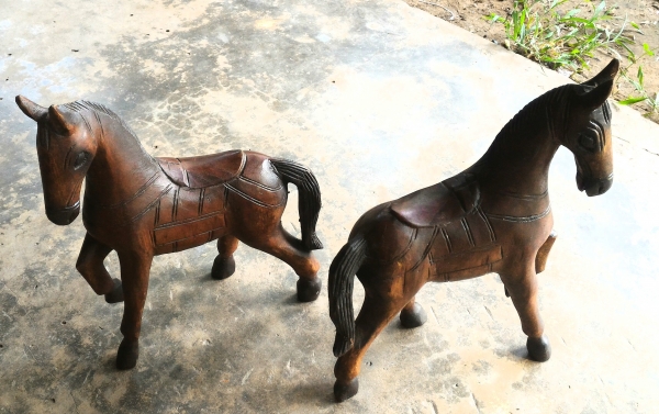 ม้าไม้ก้าวหน้าคู่งาม เนื้อไม้เก่าสีเดิม ตั้งในบ้านเป็นมงคลเจริญก้าวหน้ายิ่งนัก