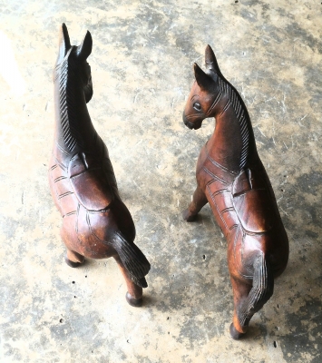 ม้าไม้ก้าวหน้าคู่งาม เนื้อไม้เก่าสีเดิม ตั้งในบ้านเป็นมงคลเจริญก้าวหน้ายิ่งนัก